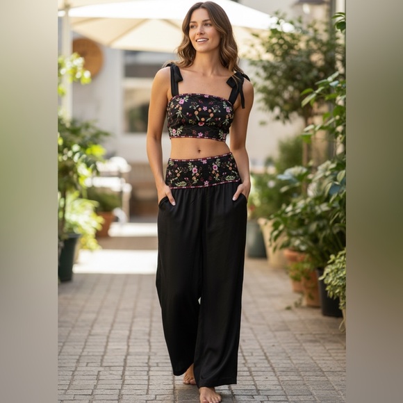 Free People Ensemble Petra Black Satin Pant Crop Top Set Embroidered Size 8 NWOT